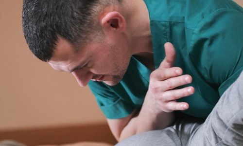medico-osteopata-tiene-terapia-manual-pies-mujer-cerca